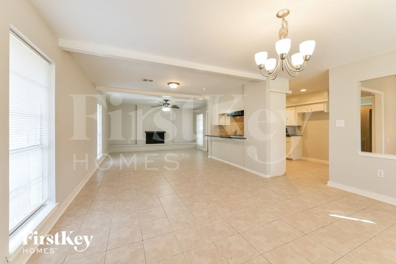 214 Oakwood Dr - Photo 4 of 15