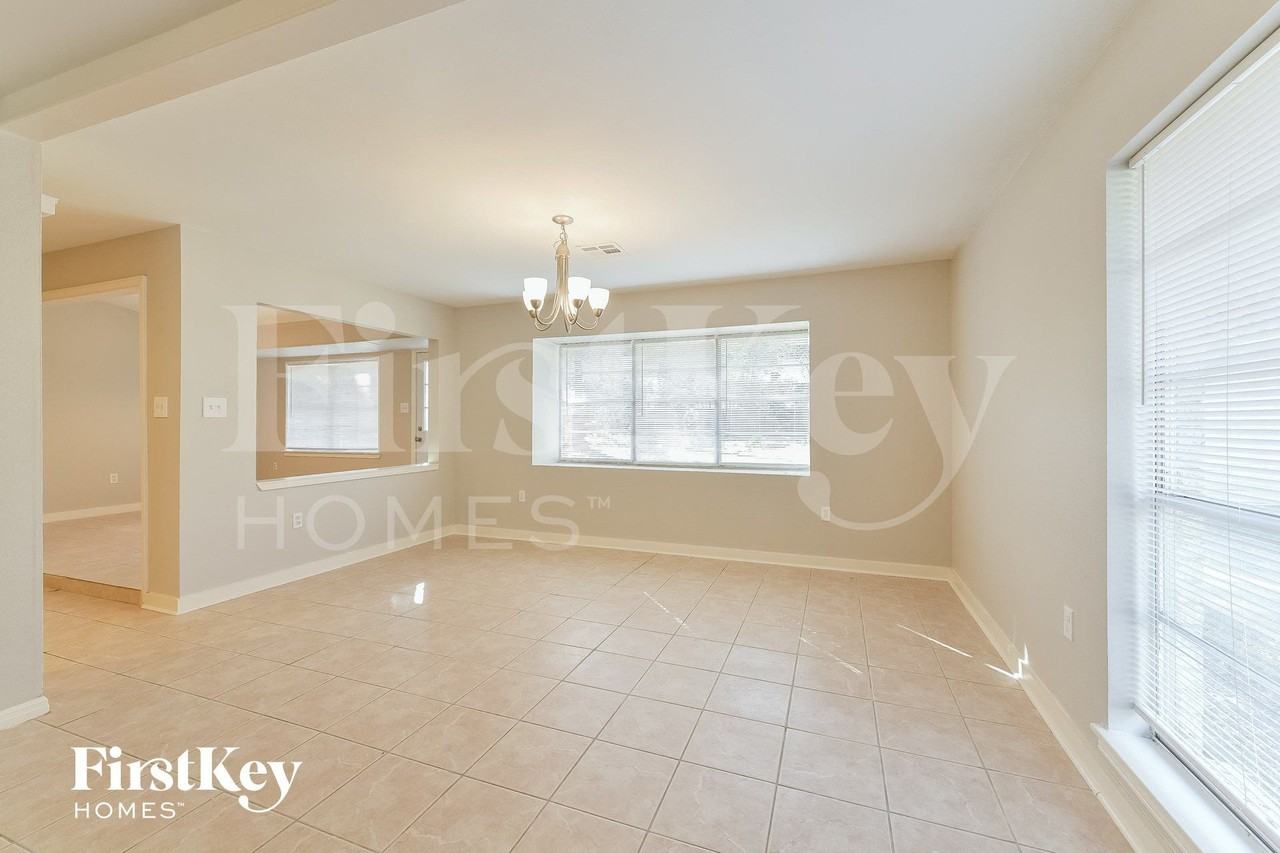 214 Oakwood Dr - Photo 5 of 15