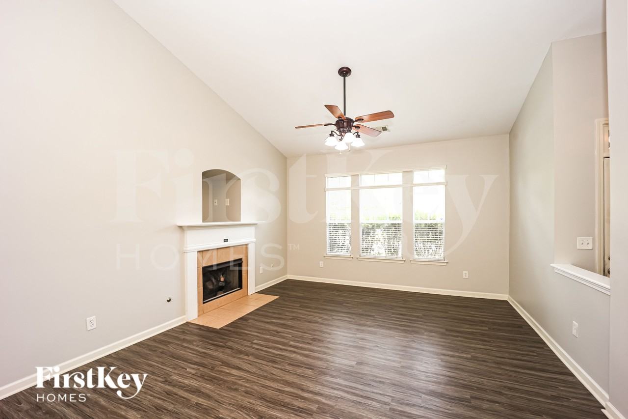 207 Fairgrove Ln - Photo 3 of 19