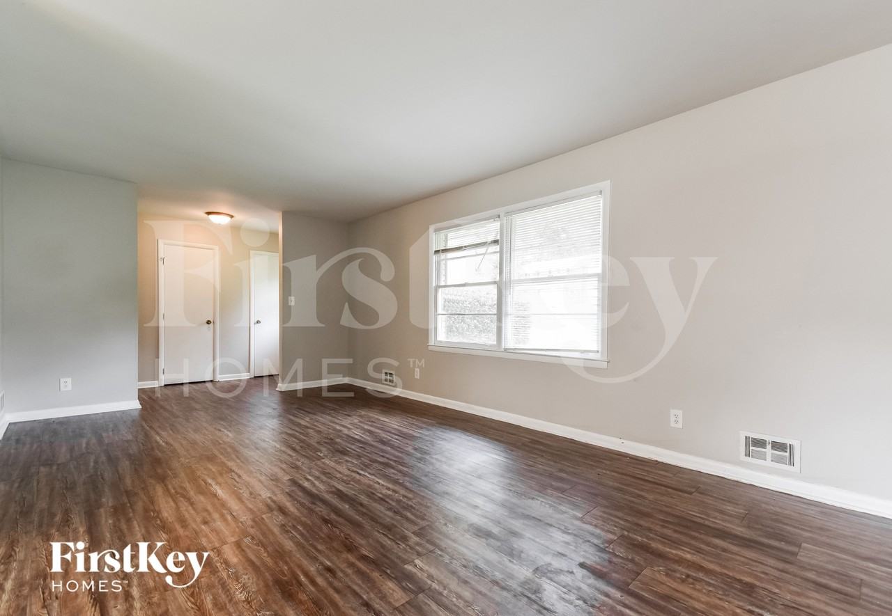 2032 Twin Falls Rd - Photo 4 of 18