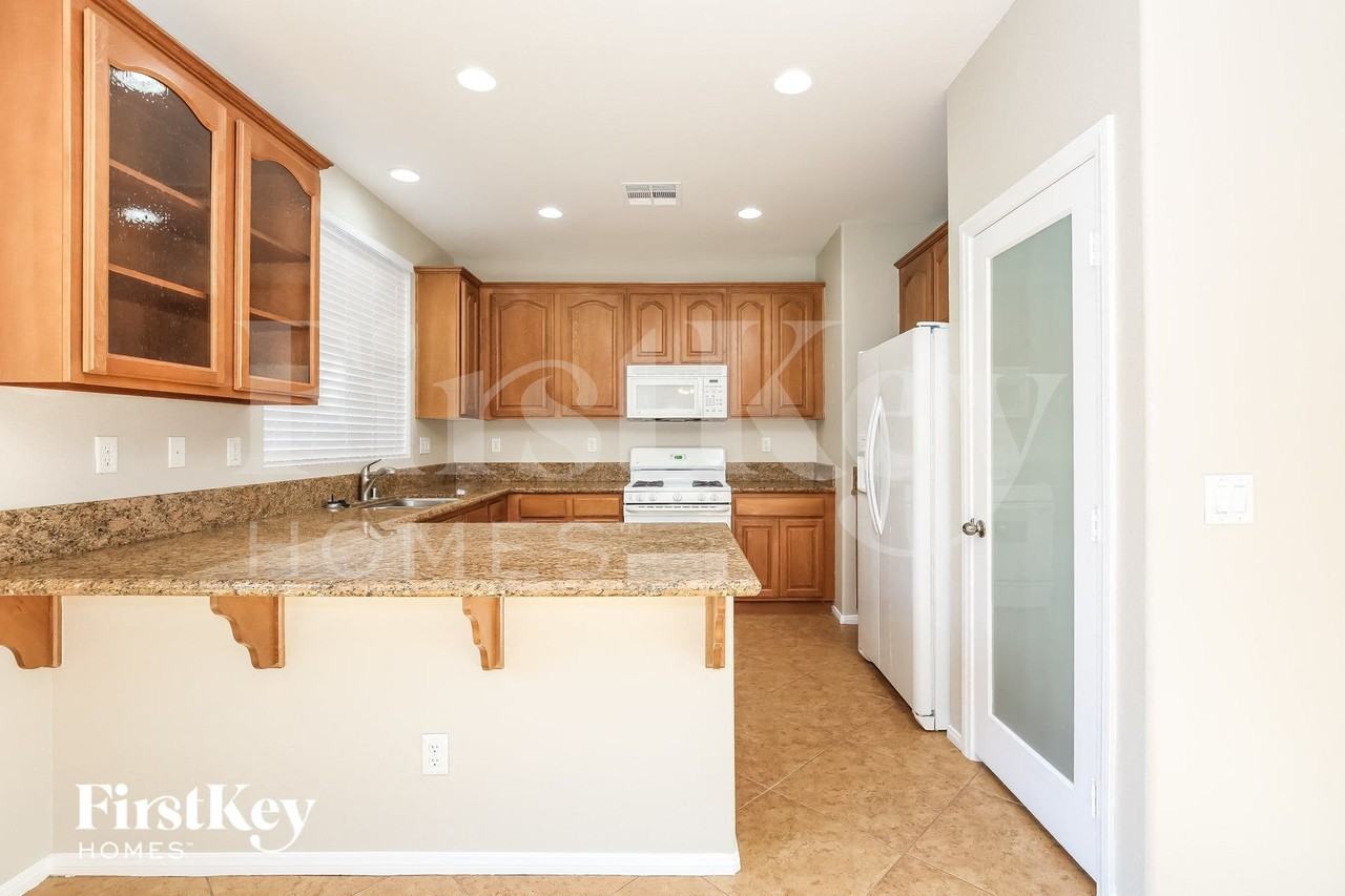 1849 Arch Stone Ave - Photo 5 of 15