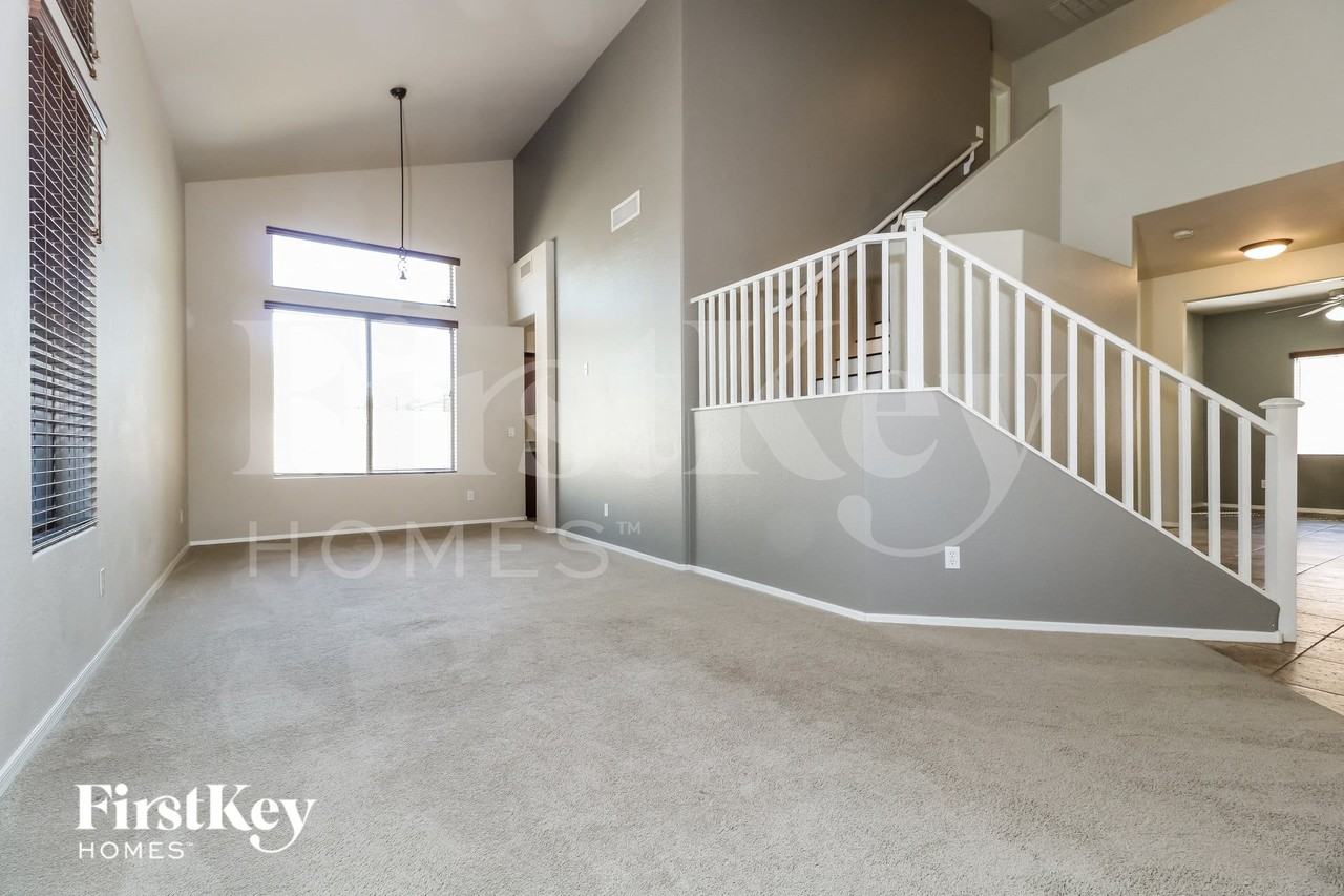 16196 W Hearn Rd - Photo 2 of 15