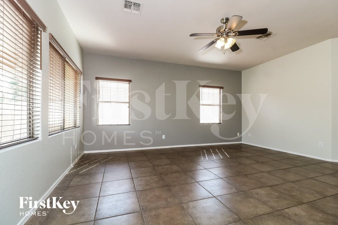 16196 W Hearn Rd - Photo 3 of 15