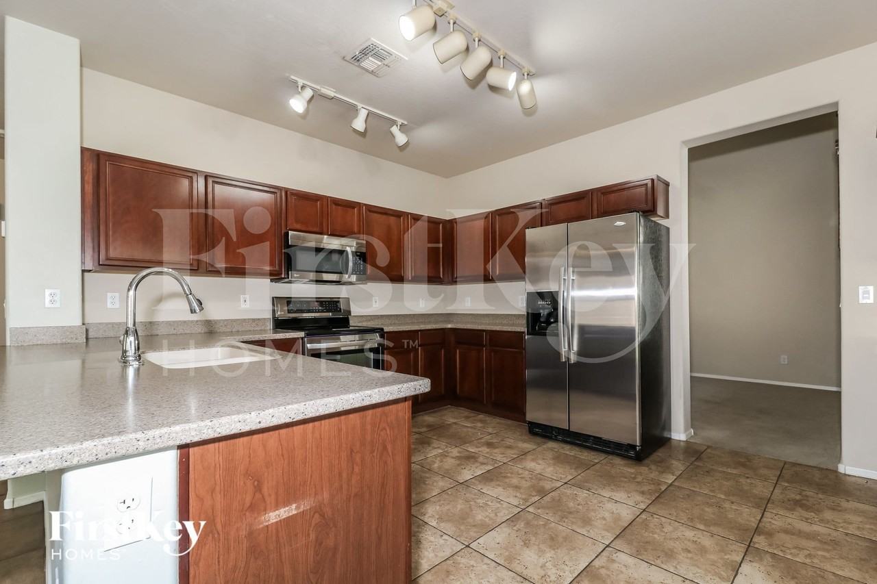 16196 W Hearn Rd - Photo 4 of 15