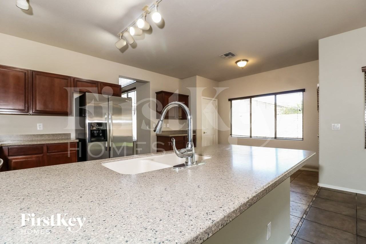 16196 W Hearn Rd - Photo 5 of 15