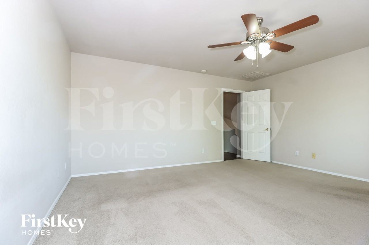 16196 W Hearn Rd - Photo 7 of 15
