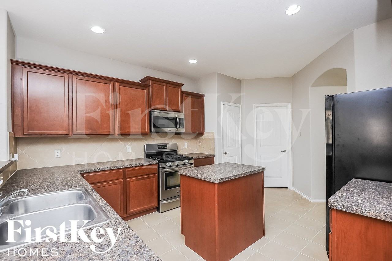 1112 Kaufman Rd - Photo 4 of 16