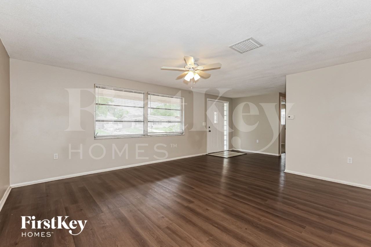 10805 Piccadilly Rd - Photo 3 of 20