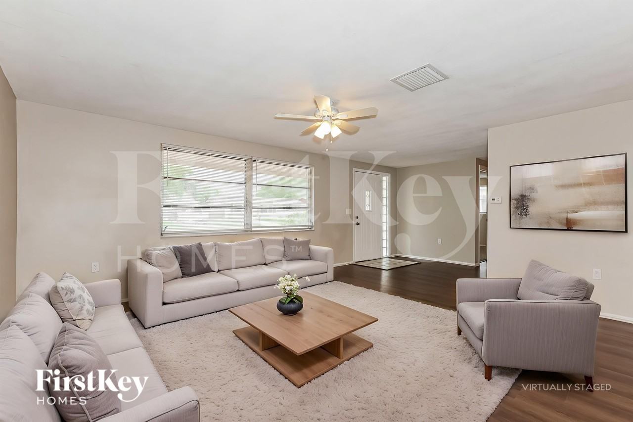 10805 Piccadilly Rd - Photo 4 of 20