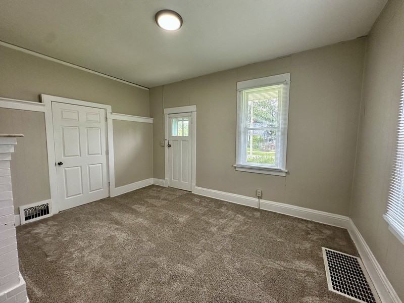 922 Center Point Rd Ne - Photo 3 of 17