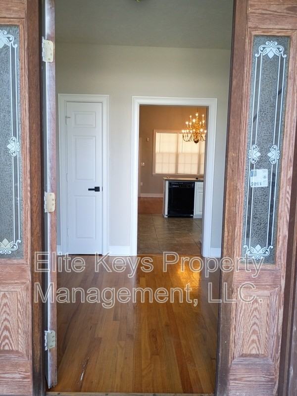 814 11th St - Photo 3 of 25