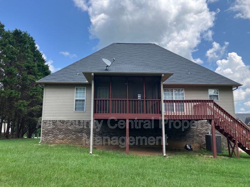 710 Small Lake Rd - Photo 4 of 15