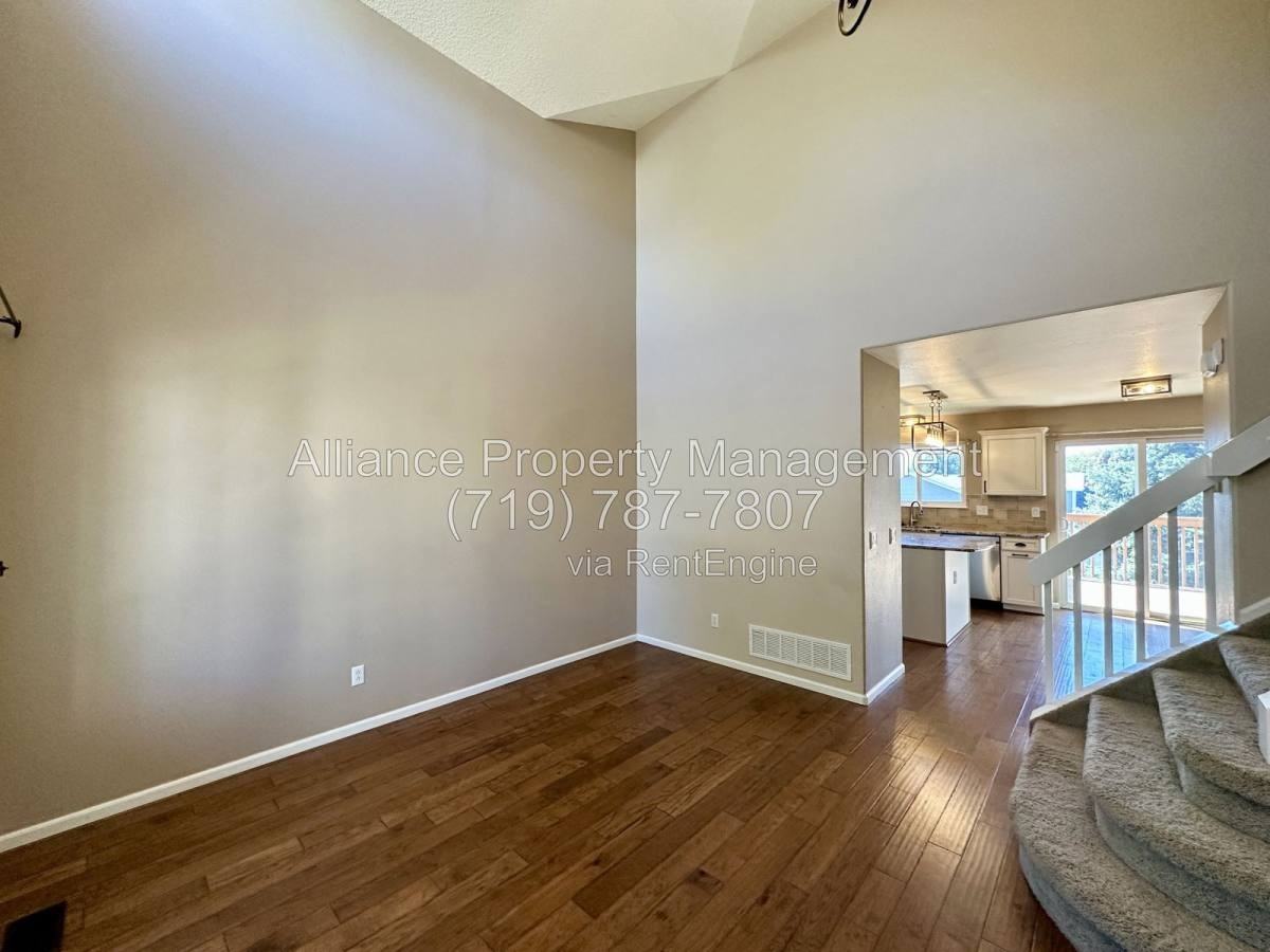 965 Piros Dr - Photo 2 of 10