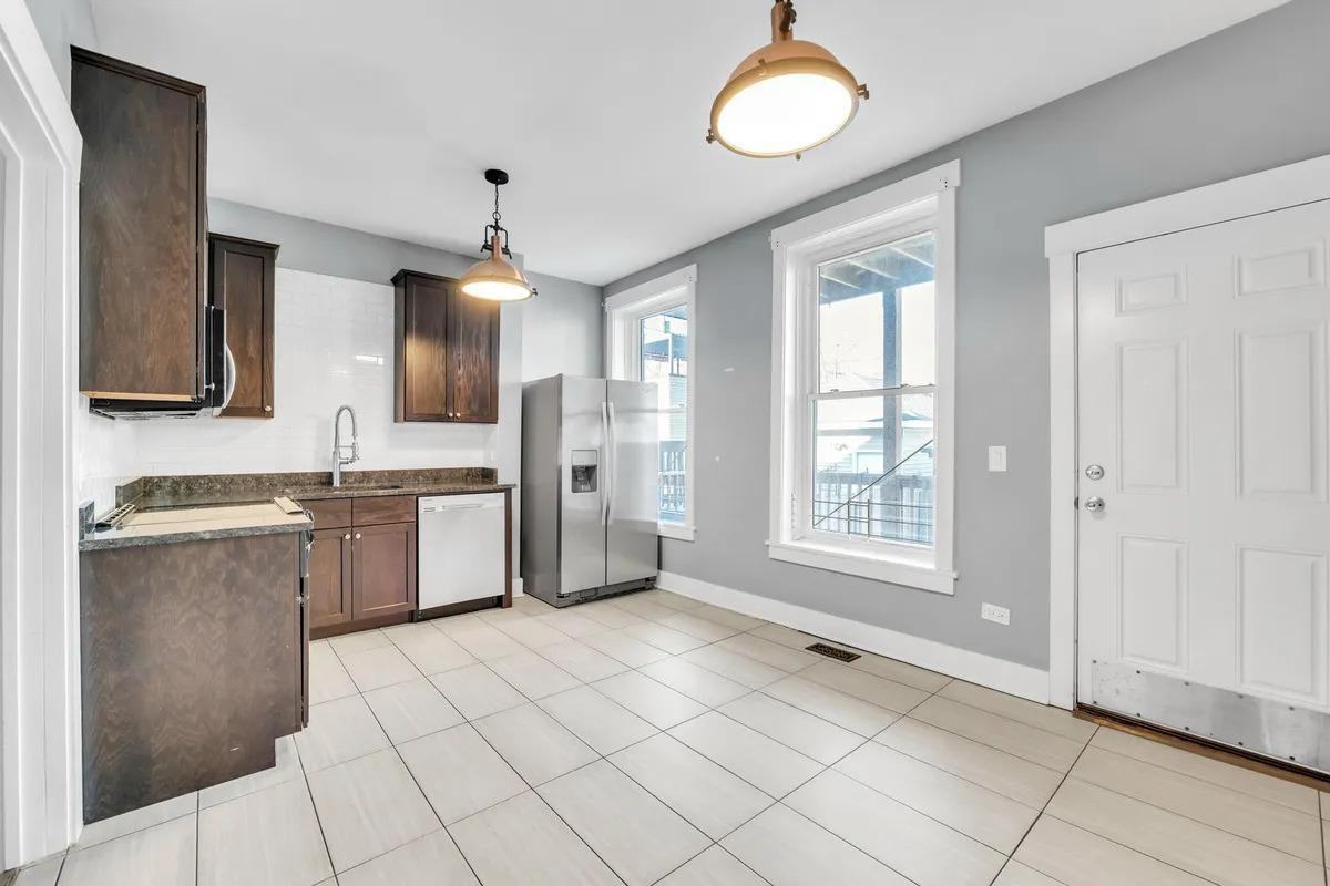 3208 W Wabansia Ave #2E - Photo 6 of 12