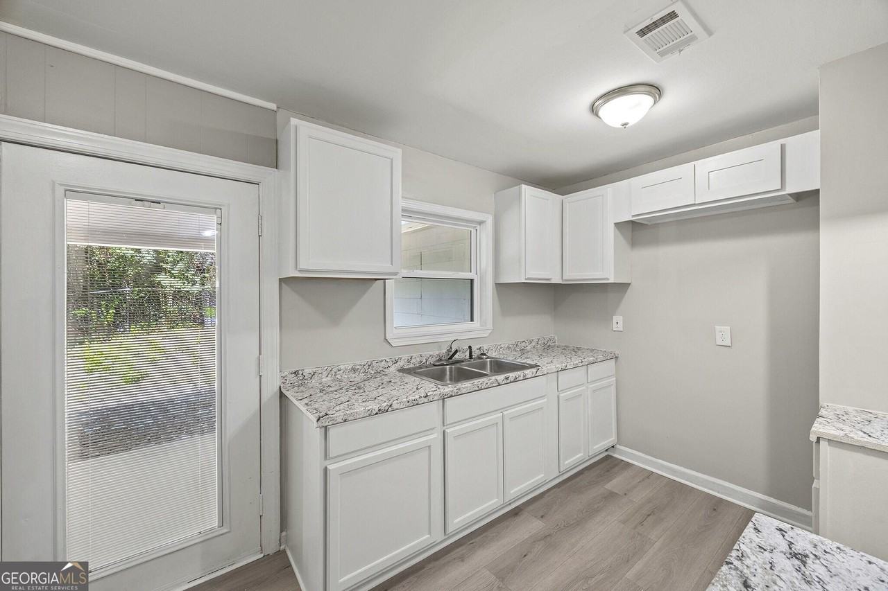 3415 Travis Blvd - Photo 2 of 12