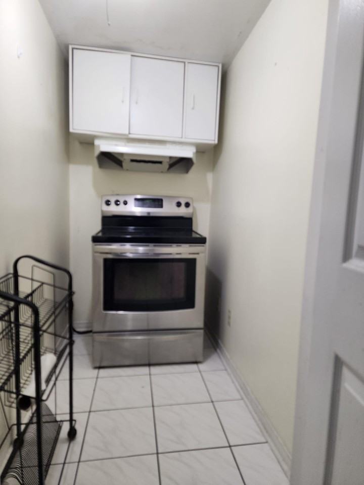 37 Trafford Cres - Photo 2 of 10
