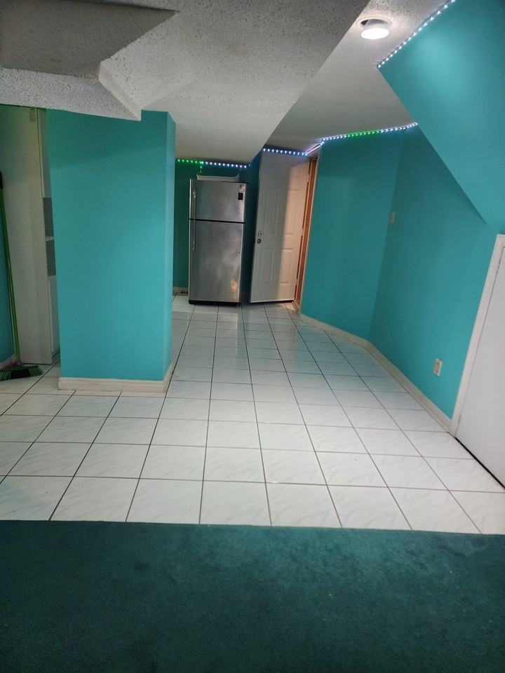 37 Trafford Cres - Photo 3 of 10