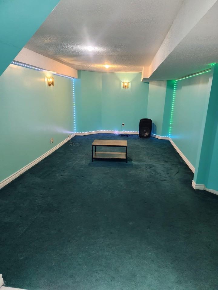 37 Trafford Cres - Photo 4 of 10