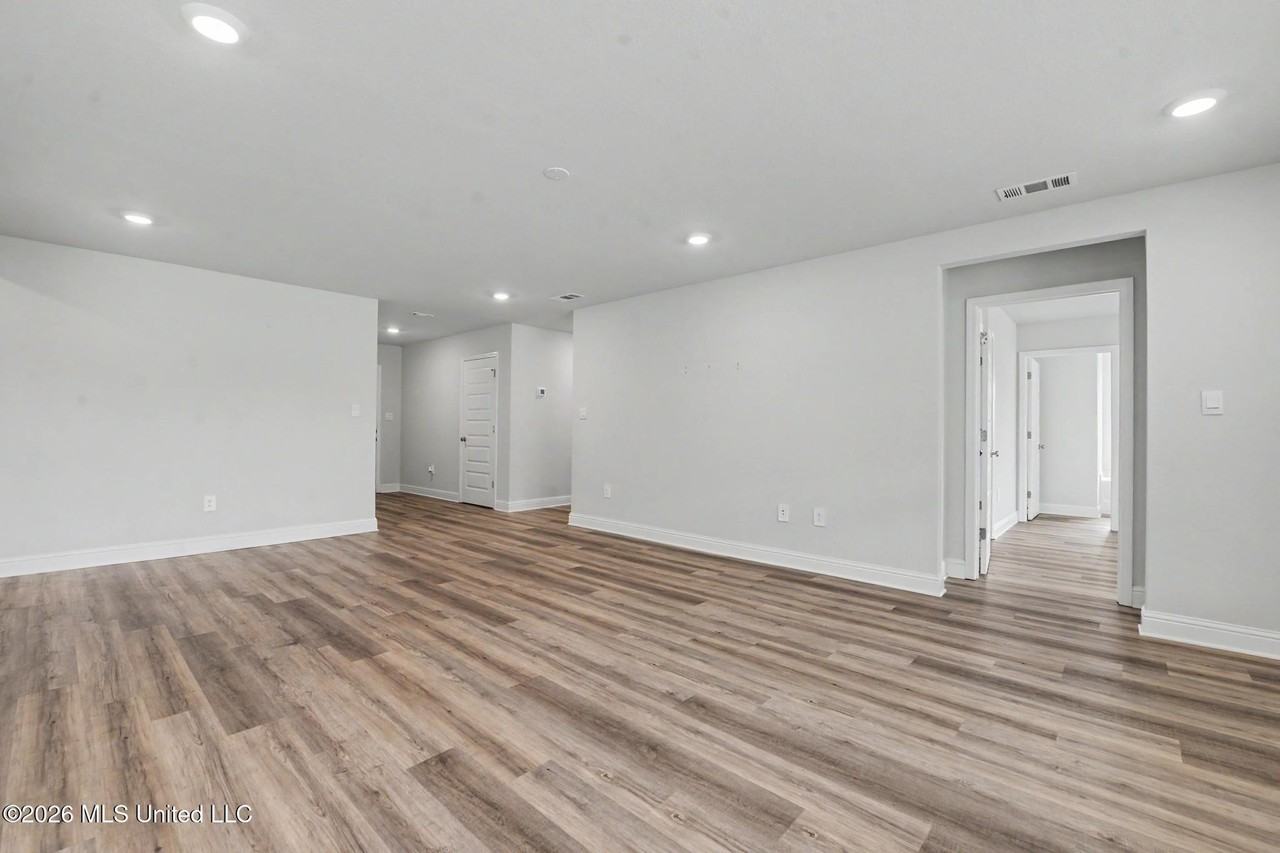 107 Mill Ct - Photo 5 of 35