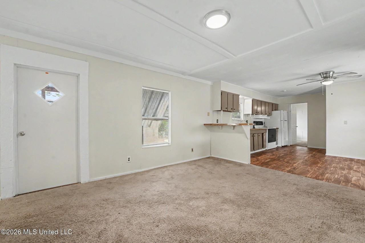 11213 Dobson Rd - Photo 4 of 15
