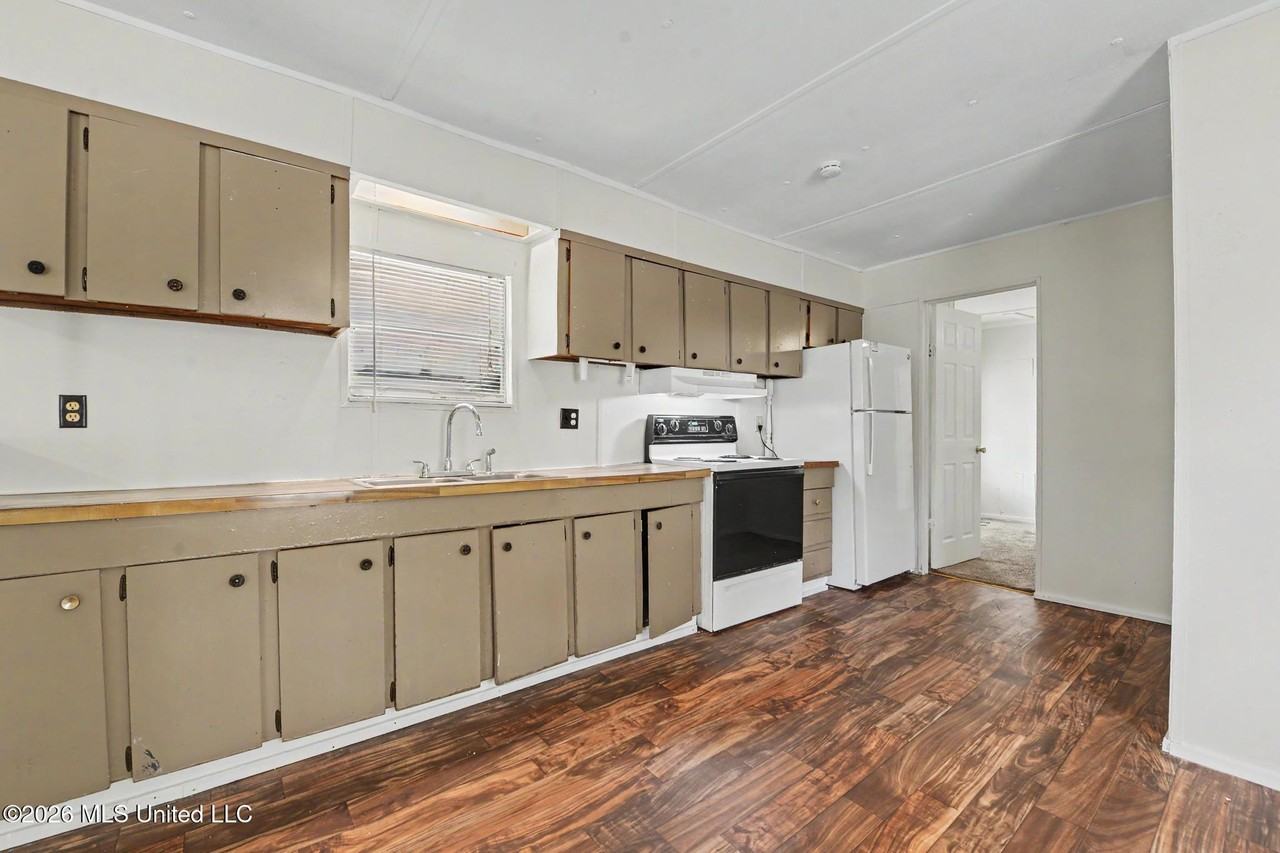 11213 Dobson Rd - Photo 5 of 15