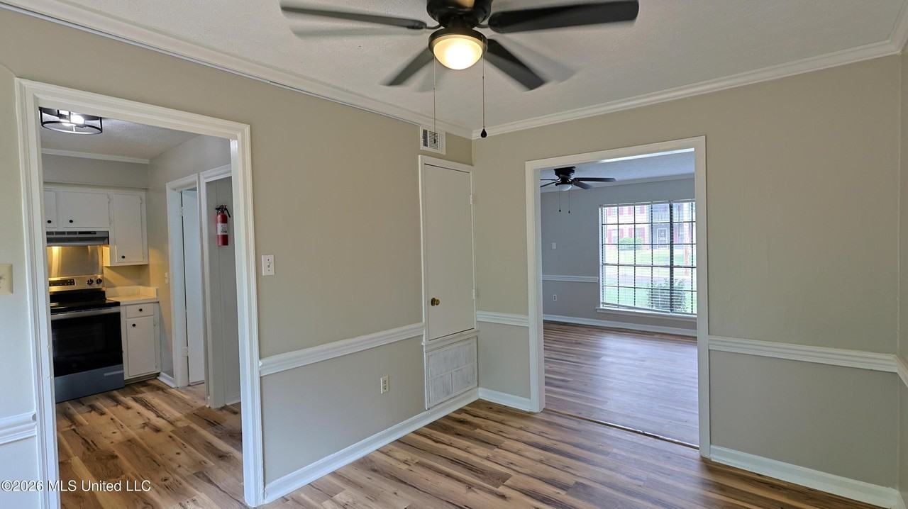 1121 Woodfield Dr - Photo 3 of 11