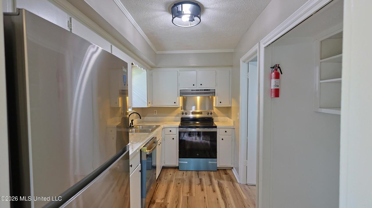 1121 Woodfield Dr - Photo 4 of 11