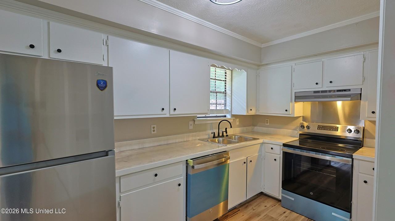 1121 Woodfield Dr - Photo 5 of 11