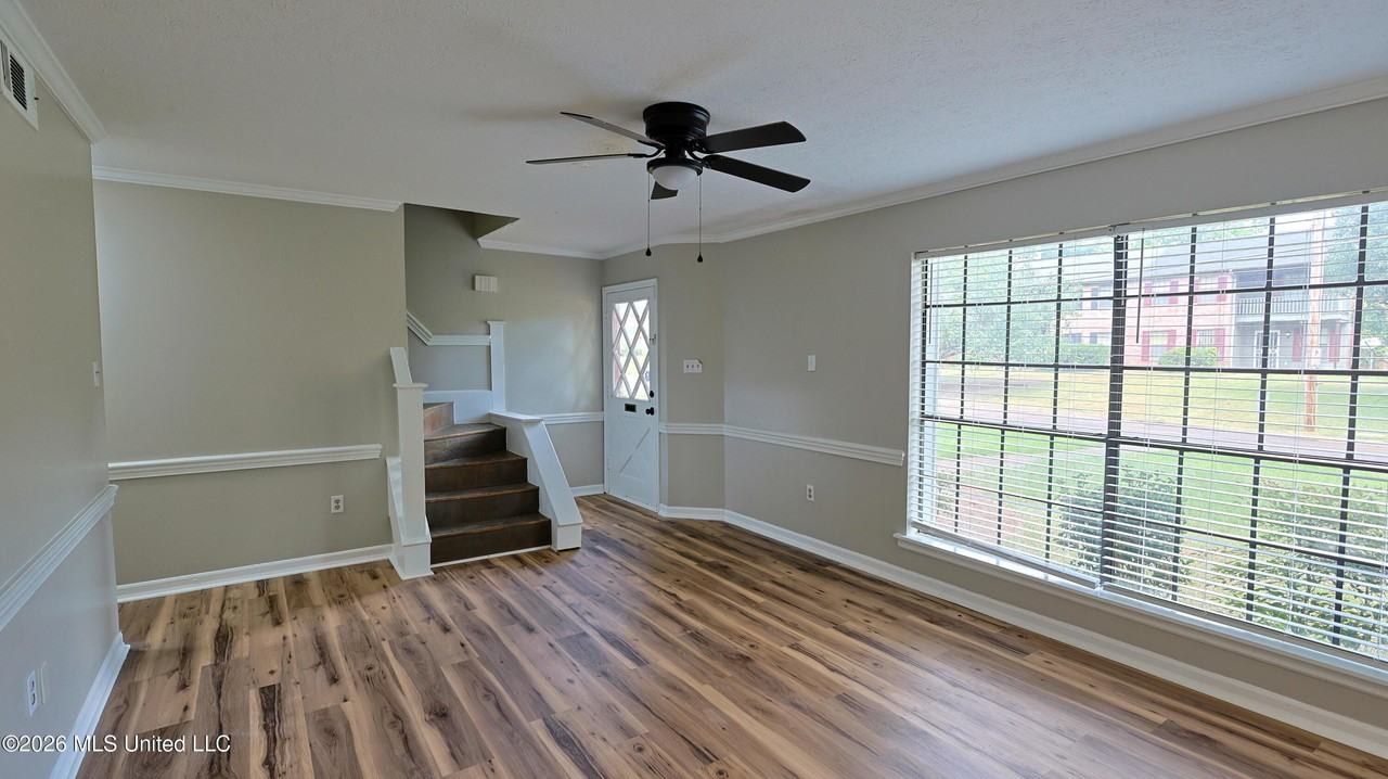 1121 Woodfield Dr - Photo 6 of 11