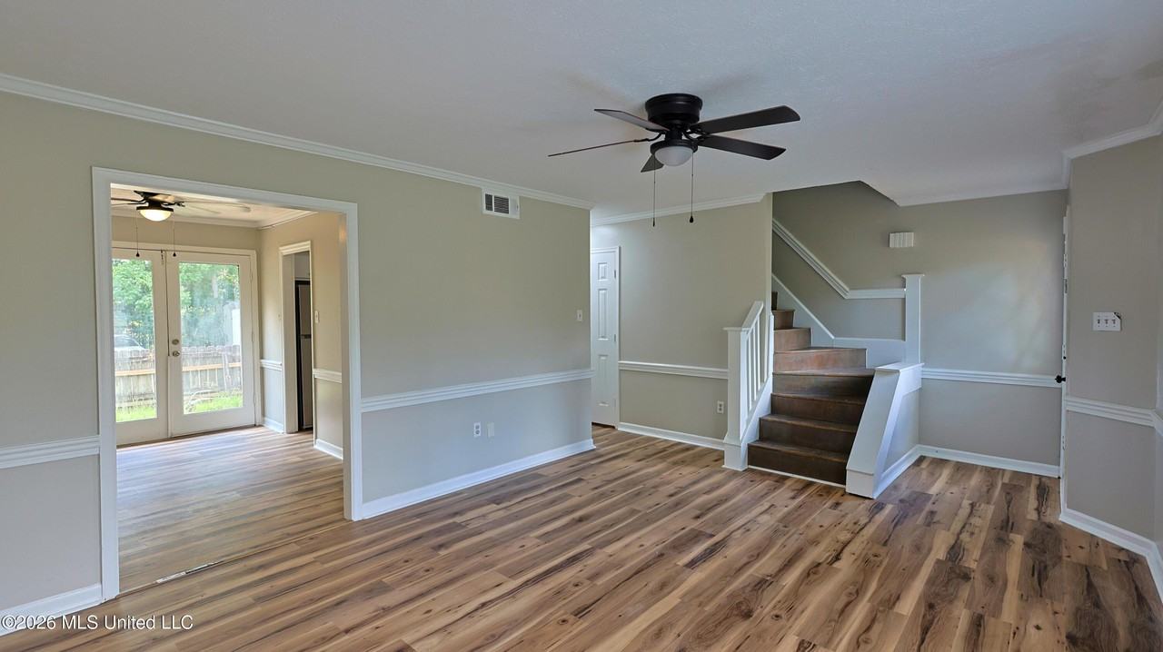 1121 Woodfield Dr - Photo 7 of 11