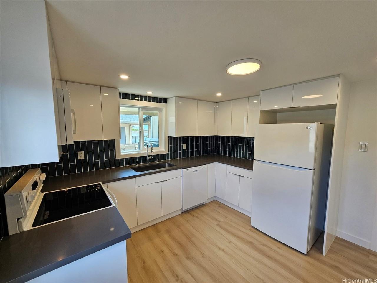 555 12th Ave #A - Photo 4 of 25