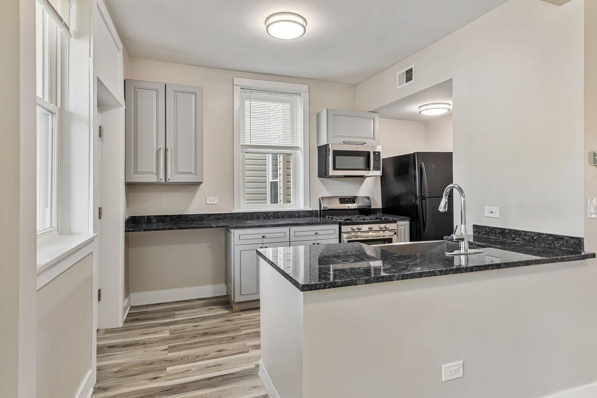 2630 W Division St - Photo 2 of 18