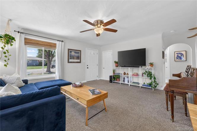 210 S Bryant St - Photo 5 of 28