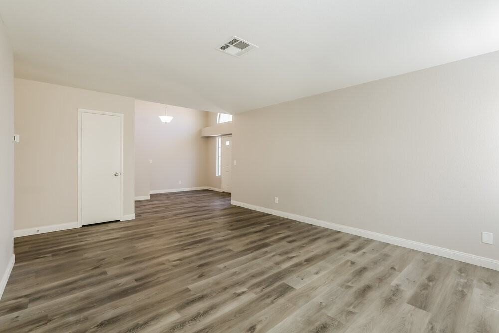 1433 Bellglen Dr - Photo 5 of 17