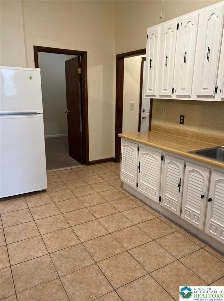 228 Northampton St #1 - Photo 4 of 11