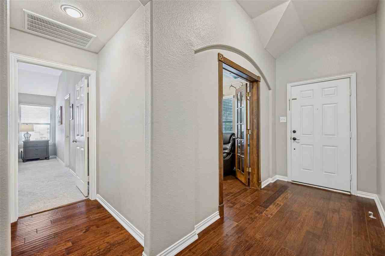 7709 Shasta Dr - Photo 2 of 36