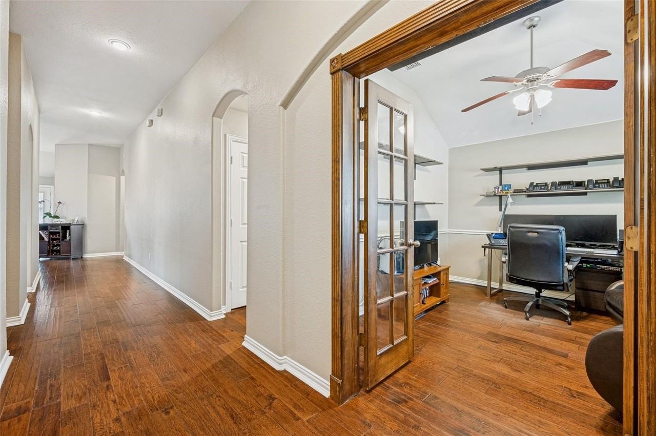7709 Shasta Dr - Photo 3 of 36