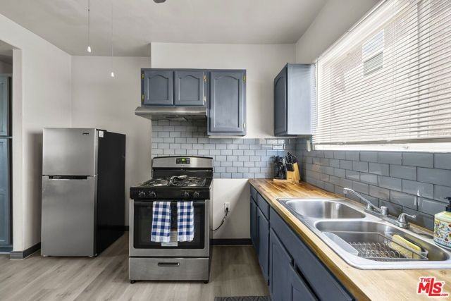 3611 Whiteside St - Photo 3 of 12