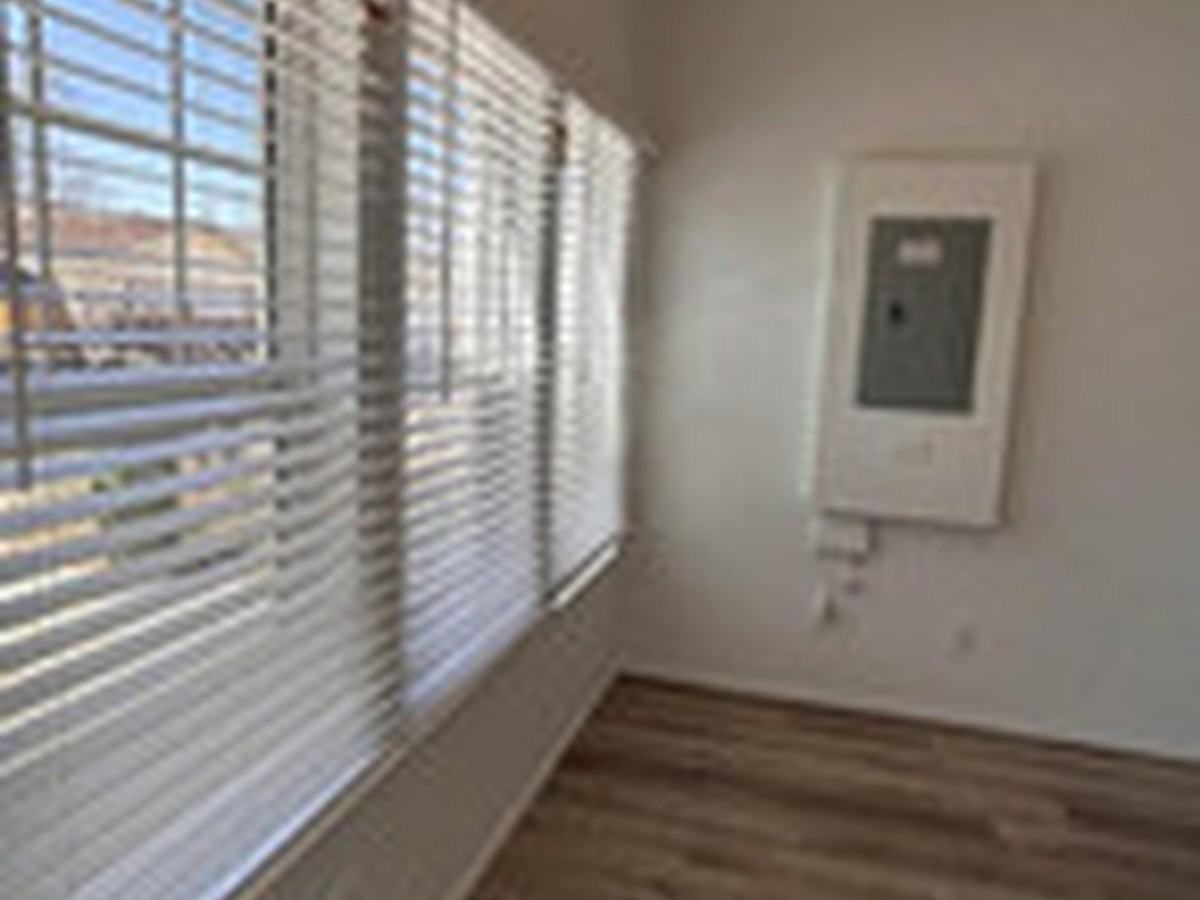SF222 - 1 Bed + Loft 1 Bath in Montrose - 12228 - Garden - Photo 5 of 19