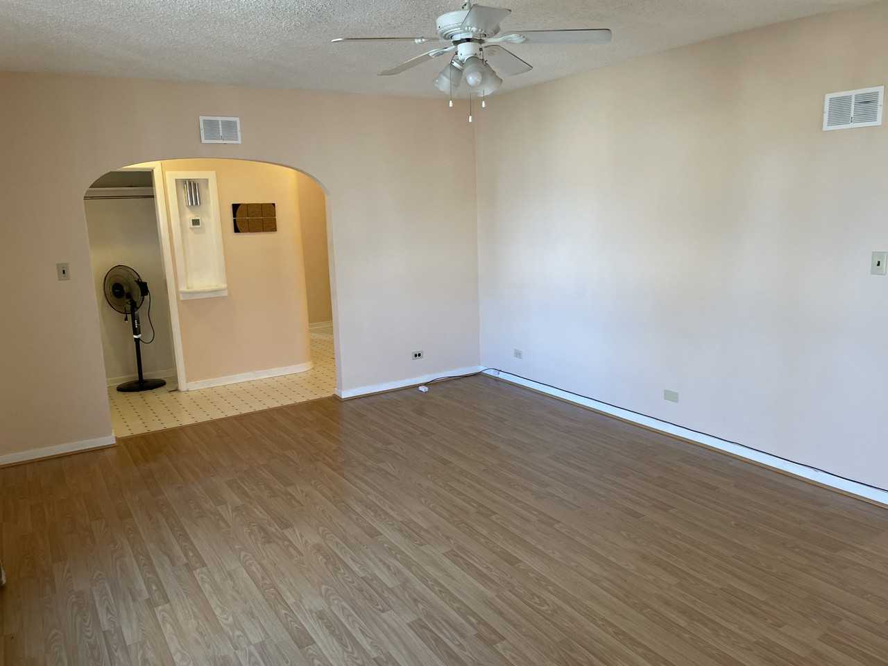 A - 1302 Elliott St, Saskatoon Approx. 1,000 sq. ft. Upper | 2 Bedrooms | 1 Bathroom - Photo 2 of 20