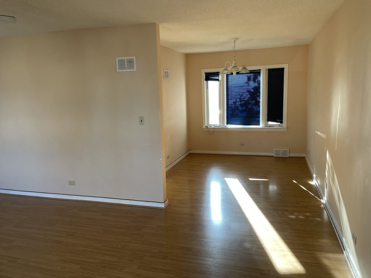 A - 1302 Elliott St, Saskatoon Approx. 1,000 sq. ft. Upper | 2 Bedrooms | 1 Bathroom - Photo 3 of 20