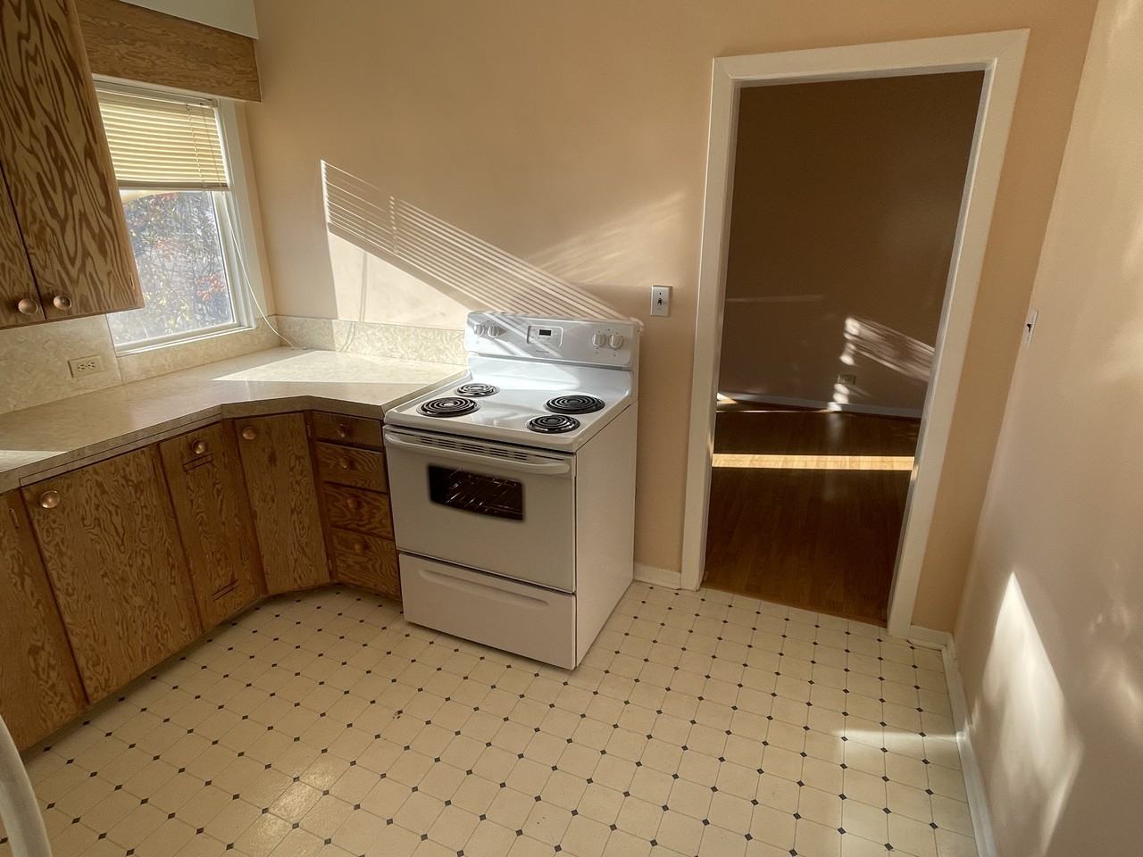 A - 1302 Elliott St, Saskatoon Approx. 1,000 sq. ft. Upper | 2 Bedrooms | 1 Bathroom - Photo 6 of 20