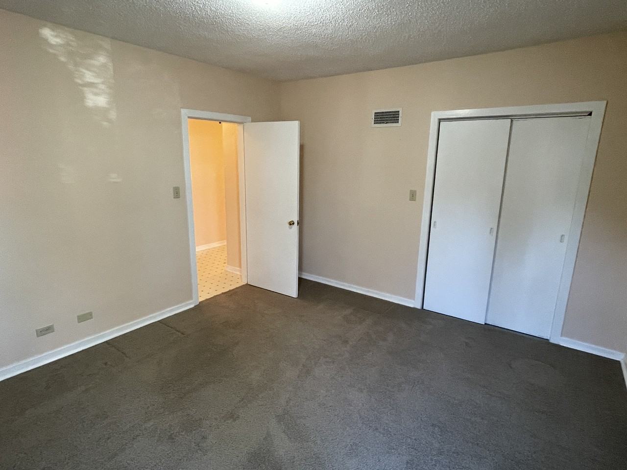 A - 1302 Elliott St, Saskatoon Approx. 1,000 sq. ft. Upper | 2 Bedrooms | 1 Bathroom - Photo 7 of 20