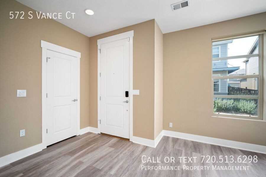 572 S Vance Ct - Photo 5 of 32