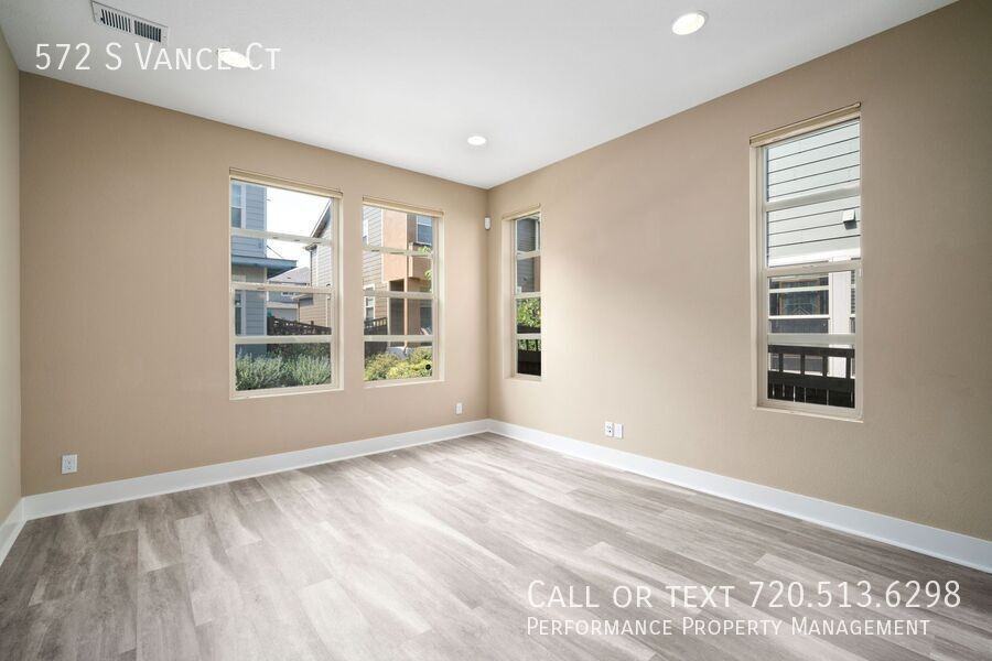 572 S Vance Ct - Photo 7 of 32