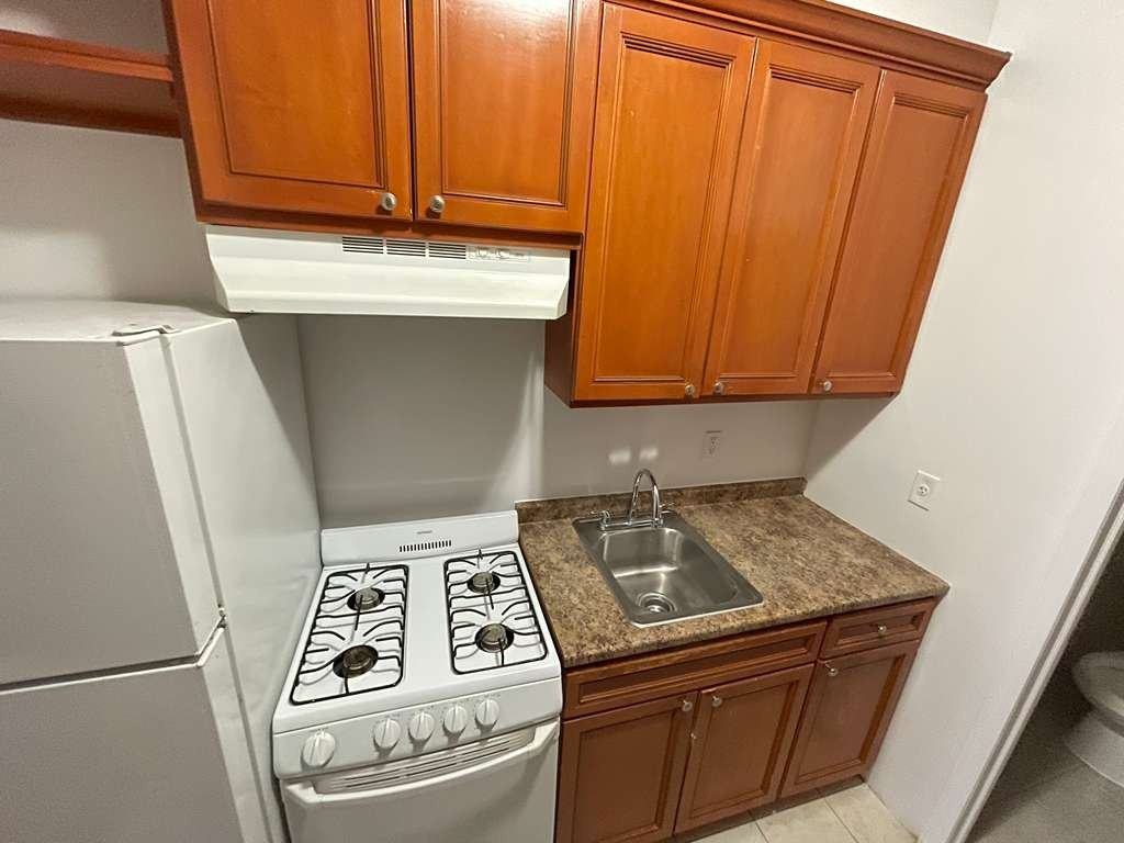 568 W 187th St #3 - Photo 5 of 9