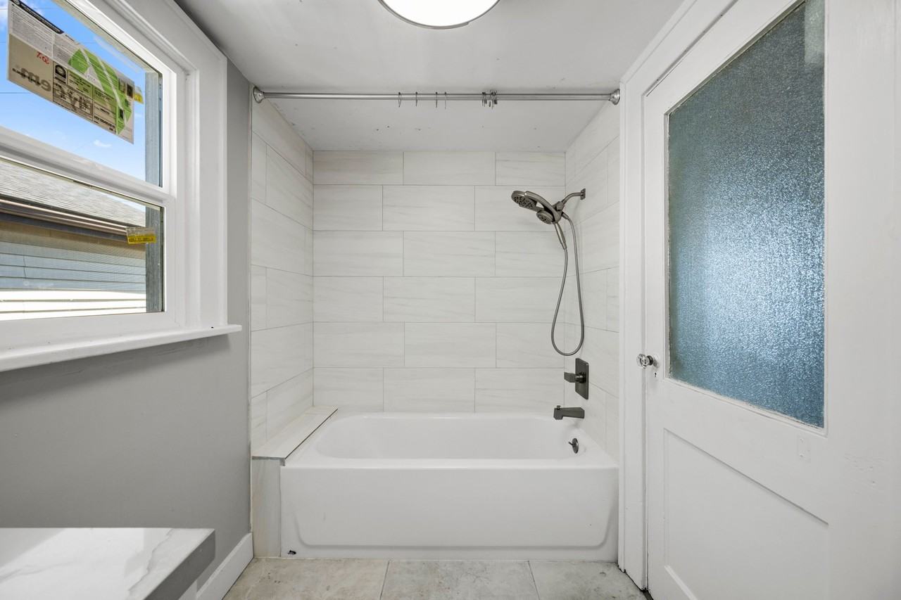 4525 5th Ave Ne #1A - Photo 2 of 17