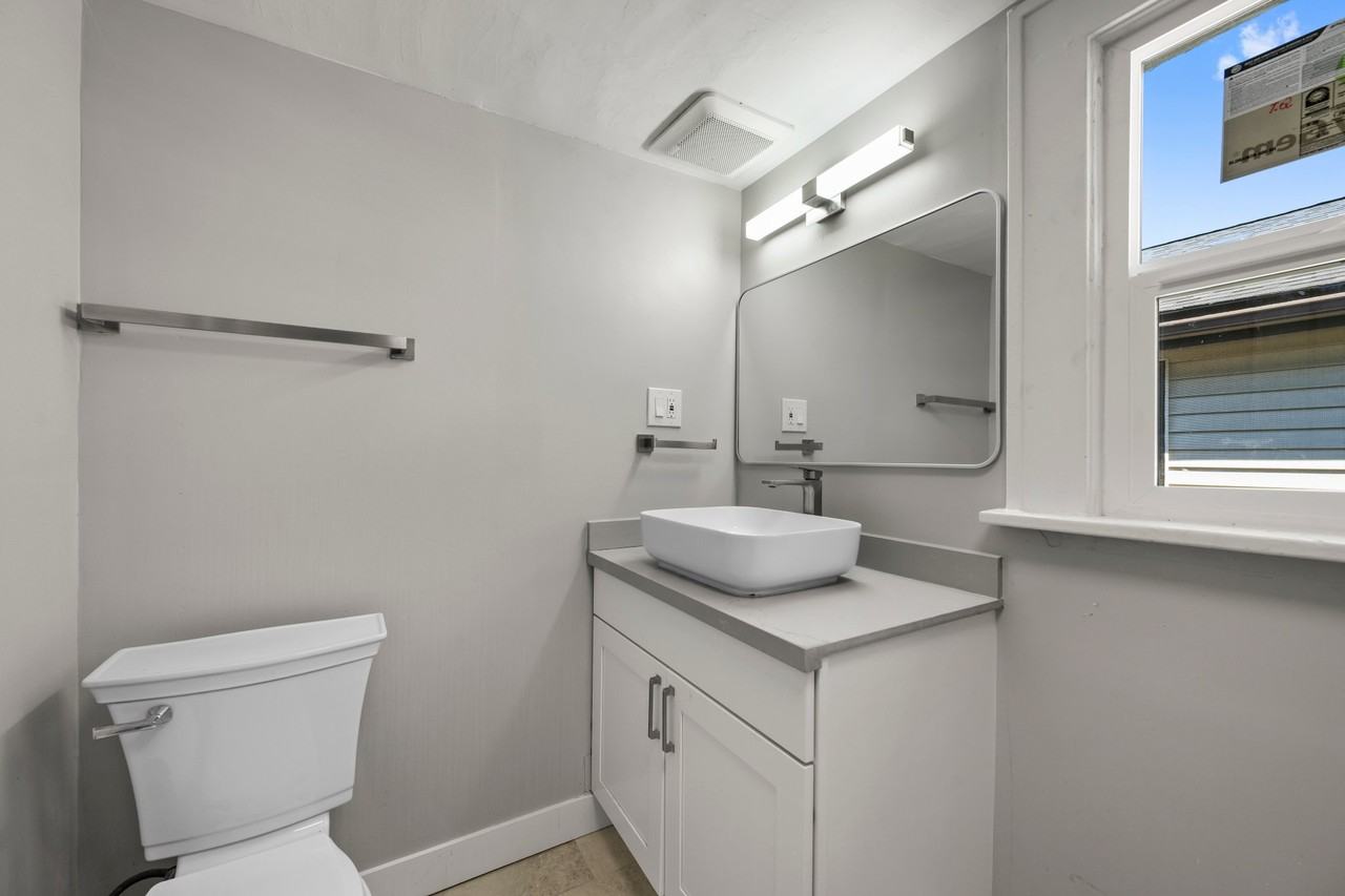 4525 5th Ave Ne #1A - Photo 3 of 17