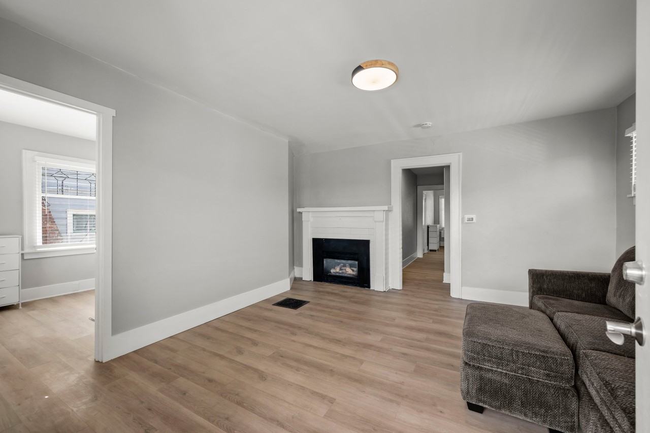 4525 5th Ave Ne #1A - Photo 4 of 17