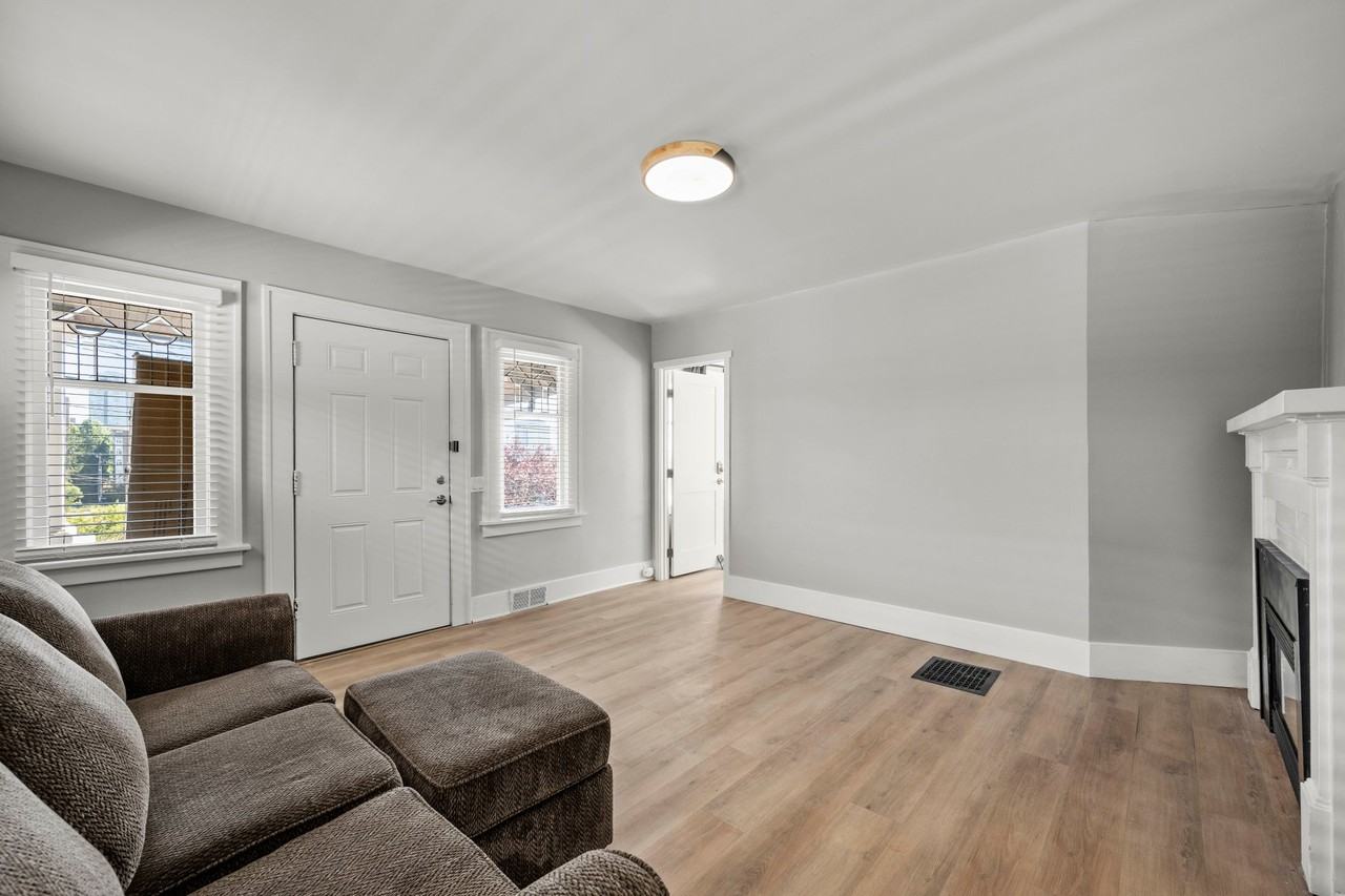 4525 5th Ave Ne #1A - Photo 6 of 17